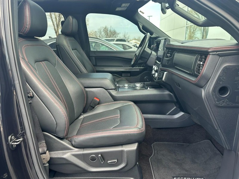Ford Expedition Max Vehicle Full-screen Gallery Image 15