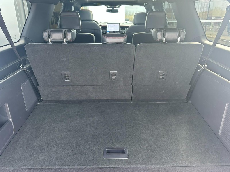 Ford Expedition Max Vehicle Full-screen Gallery Image 17