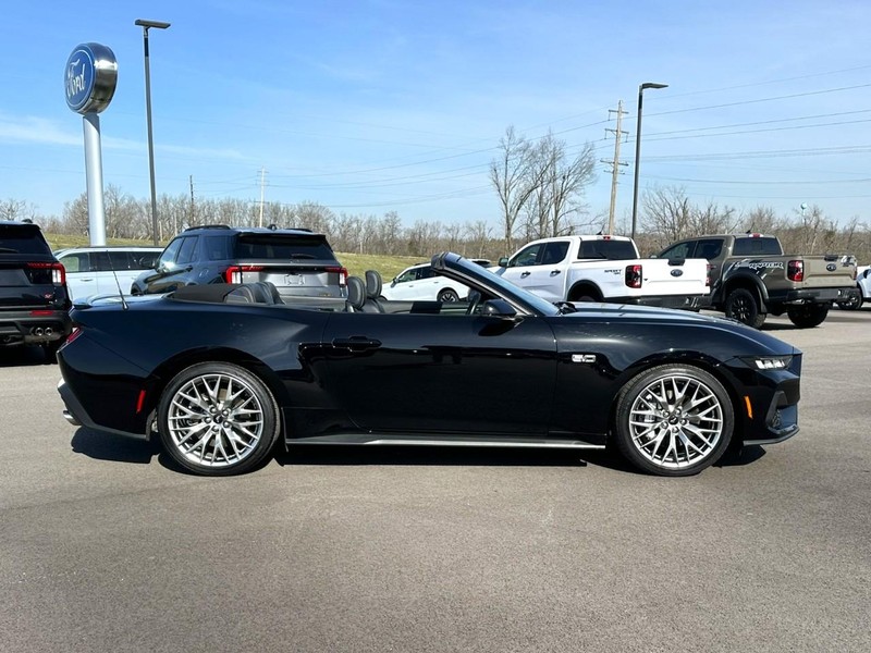 Ford Mustang Vehicle Full-screen Gallery Image 03