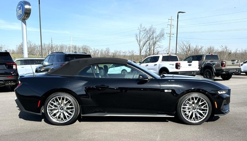 Ford Mustang Vehicle Full-screen Gallery Image 06