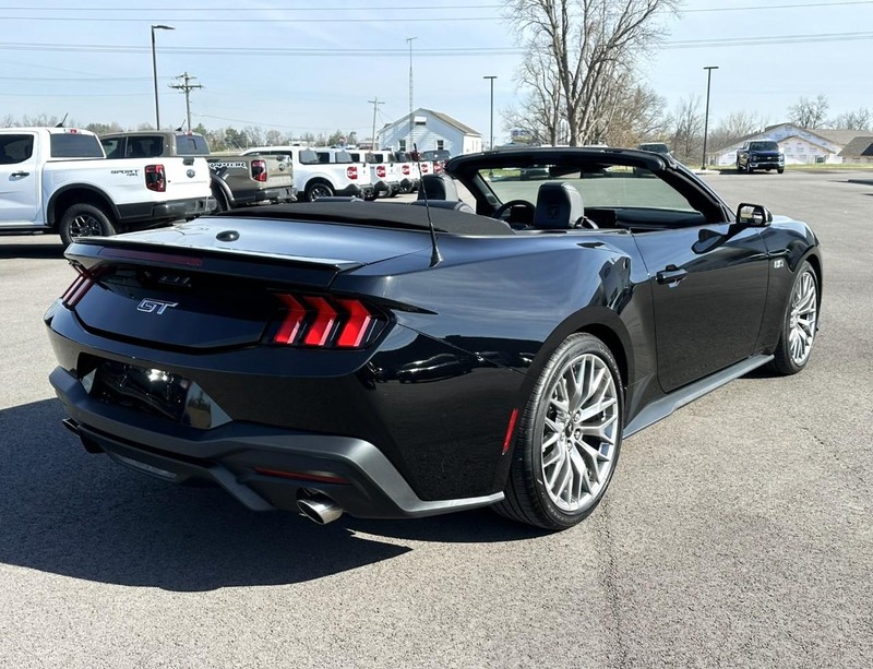 Ford Mustang Vehicle Full-screen Gallery Image 07