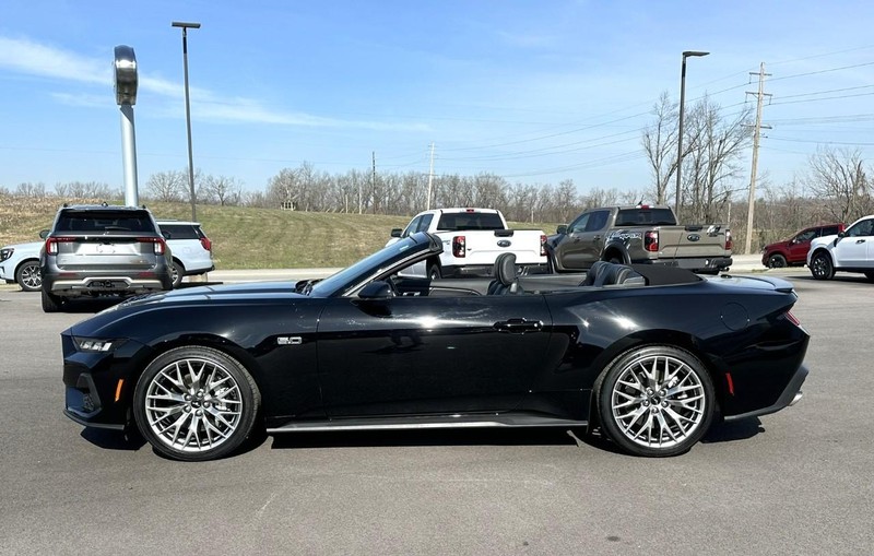 Ford Mustang Vehicle Full-screen Gallery Image 08