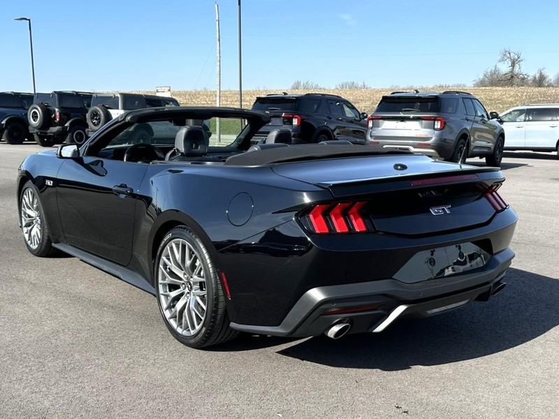 Ford Mustang Vehicle Full-screen Gallery Image 09