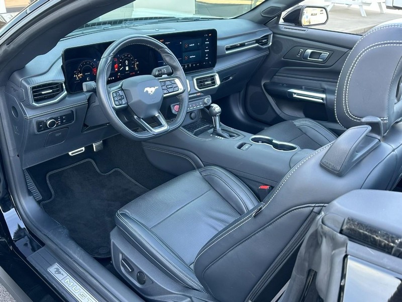 Ford Mustang Vehicle Full-screen Gallery Image 11