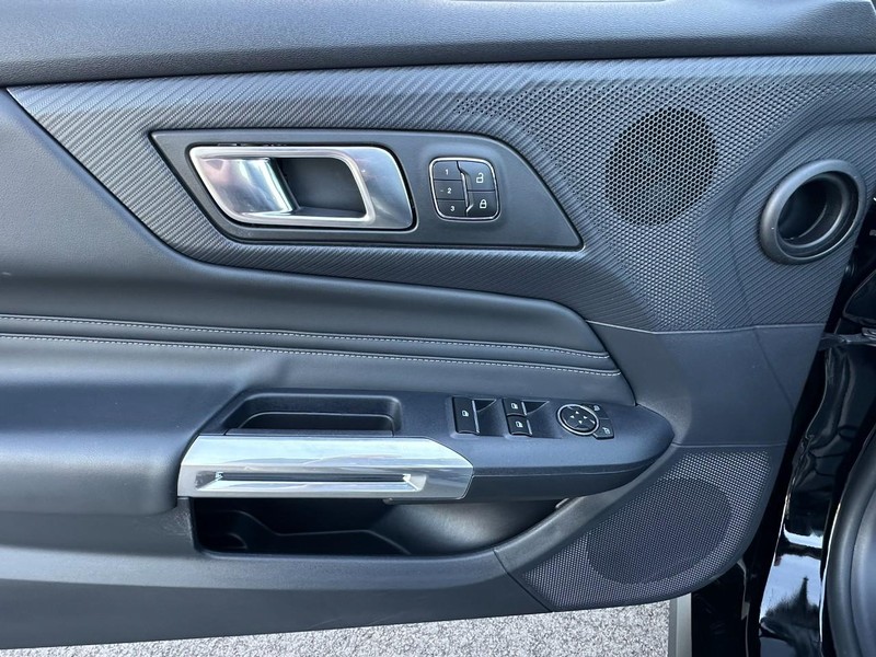 Ford Mustang Vehicle Full-screen Gallery Image 13