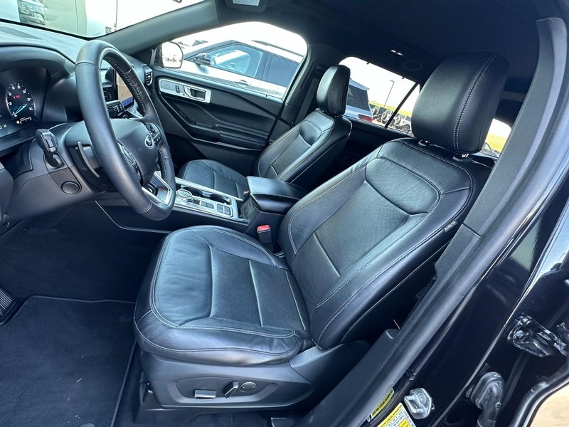 Ford Explorer Vehicle Full-screen Gallery Image 07