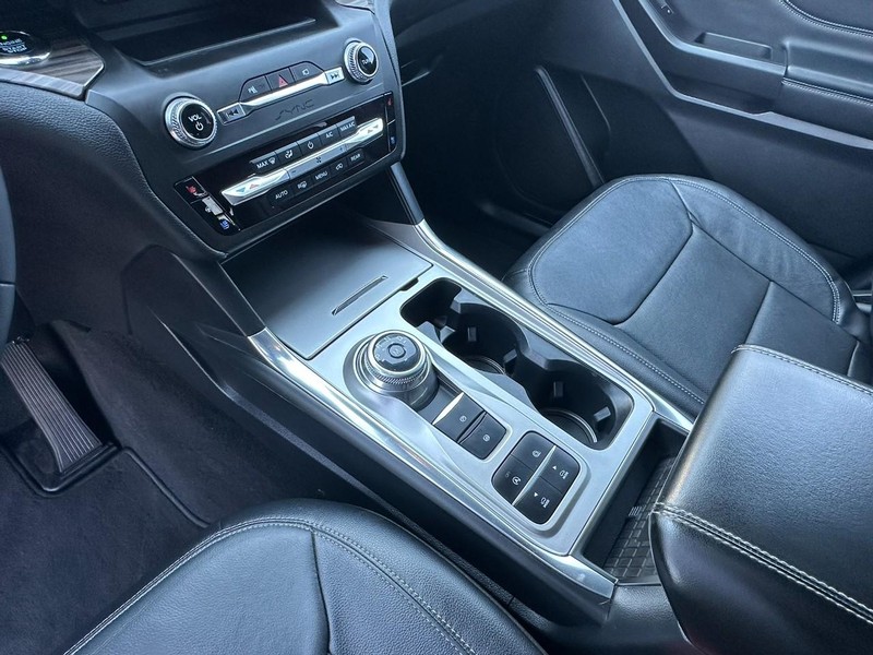 Ford Explorer Vehicle Full-screen Gallery Image 09