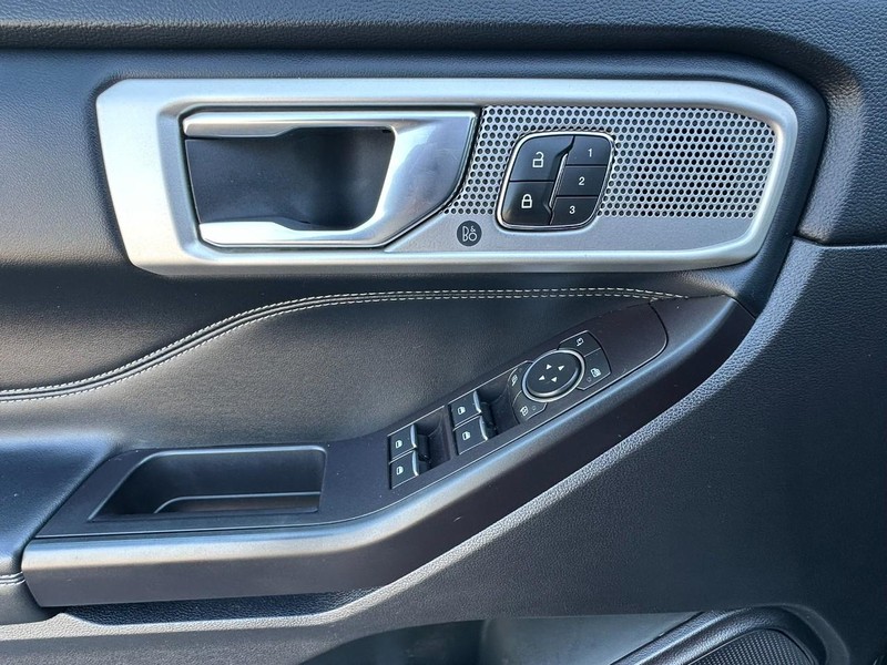 Ford Explorer Vehicle Full-screen Gallery Image 10