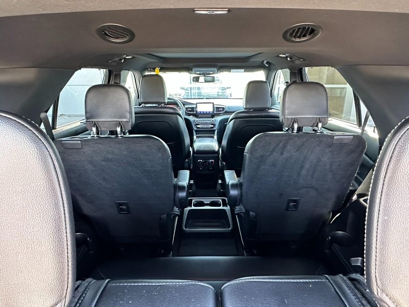 Ford Explorer Vehicle Full-screen Gallery Image 17