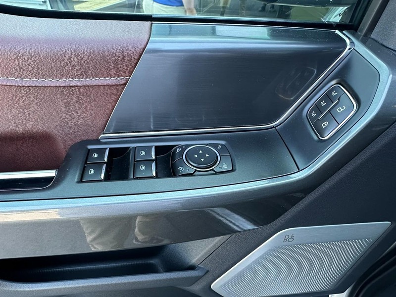 Ford F-150 Vehicle Full-screen Gallery Image 09