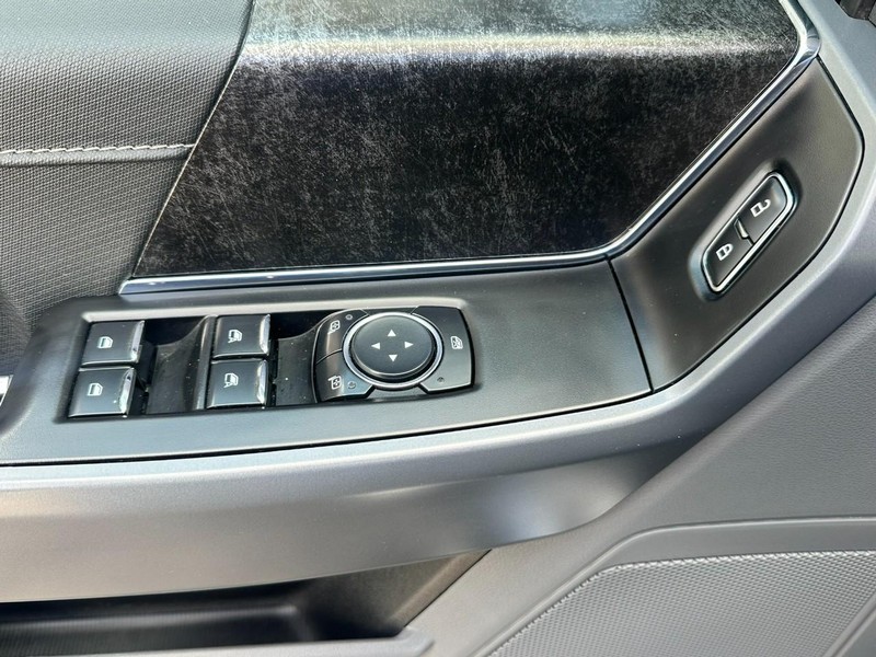 Ford F-150 Vehicle Full-screen Gallery Image 10