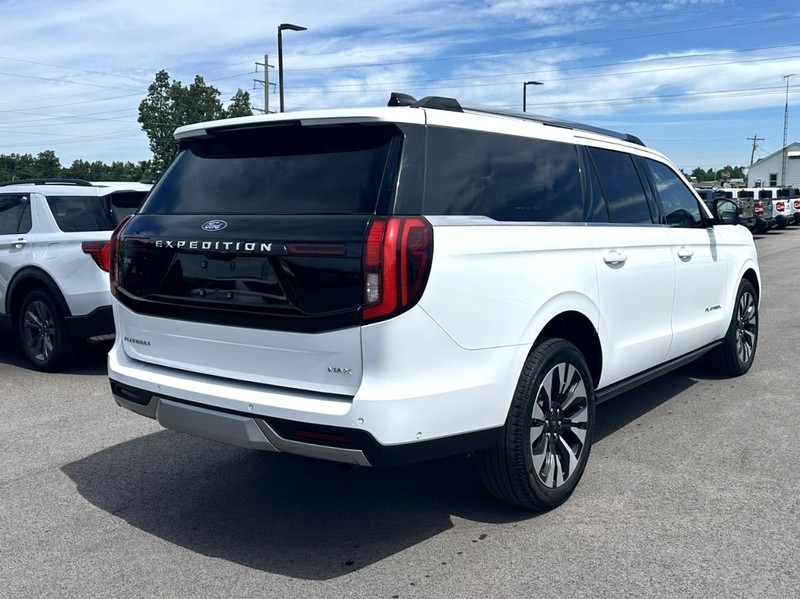 Ford Expedition Max Vehicle Full-screen Gallery Image 03