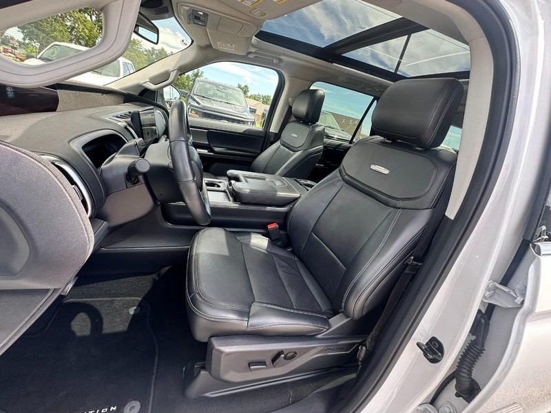 Ford Expedition Max Vehicle Full-screen Gallery Image 07