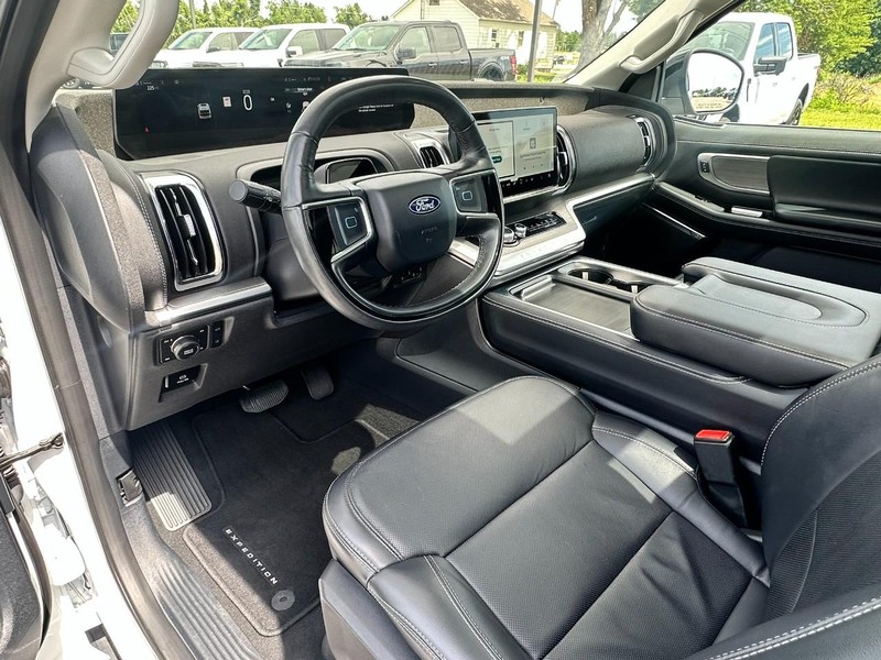 Ford Expedition Max Vehicle Full-screen Gallery Image 08