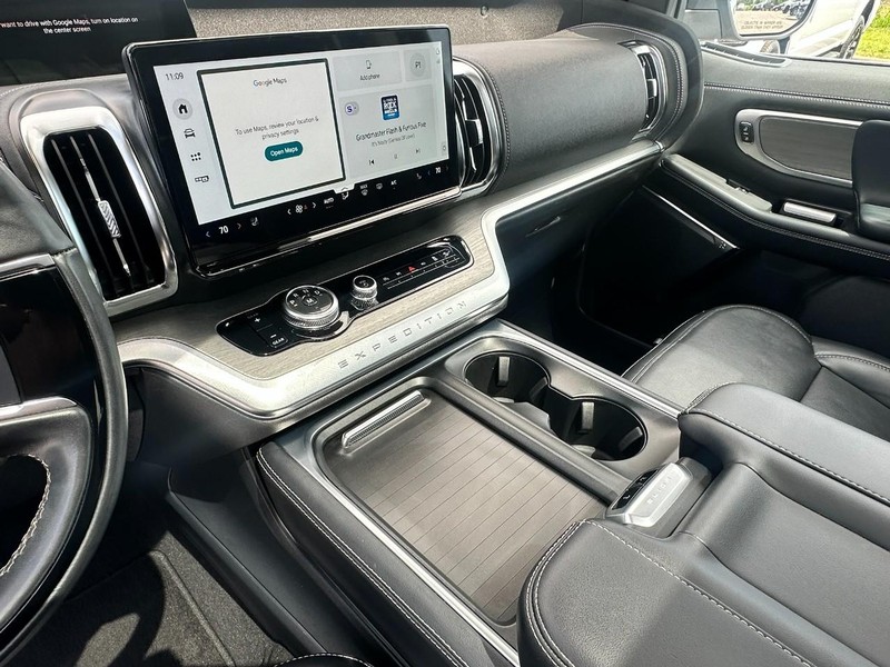Ford Expedition Max Vehicle Full-screen Gallery Image 09