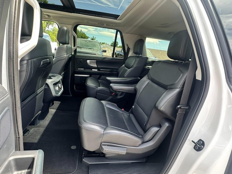 Ford Expedition Max Vehicle Full-screen Gallery Image 11