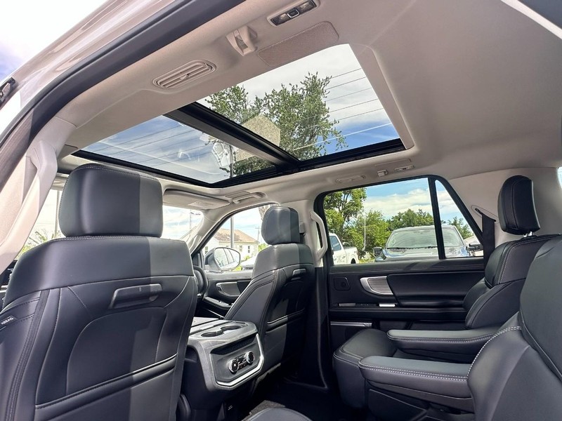 Ford Expedition Max Vehicle Full-screen Gallery Image 12