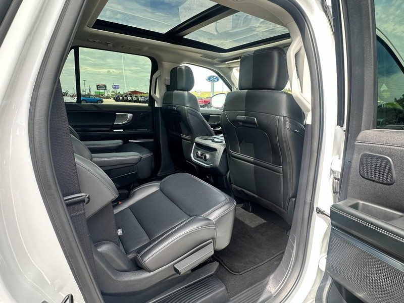 Ford Expedition Max Vehicle Full-screen Gallery Image 13