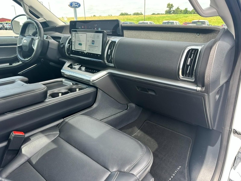 Ford Expedition Max Vehicle Full-screen Gallery Image 14