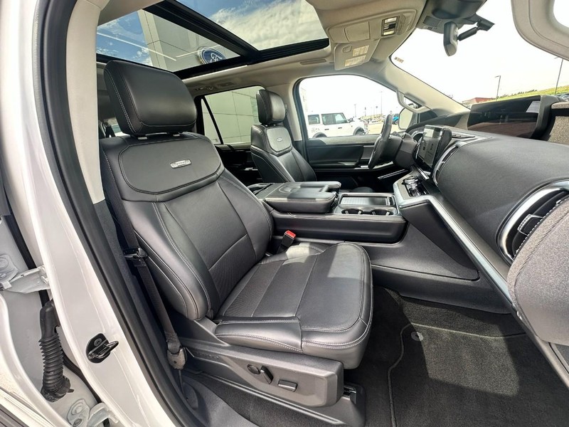Ford Expedition Max Vehicle Full-screen Gallery Image 15