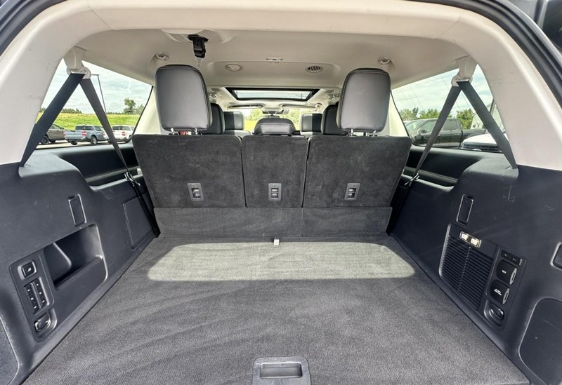 Ford Expedition Max Vehicle Full-screen Gallery Image 16