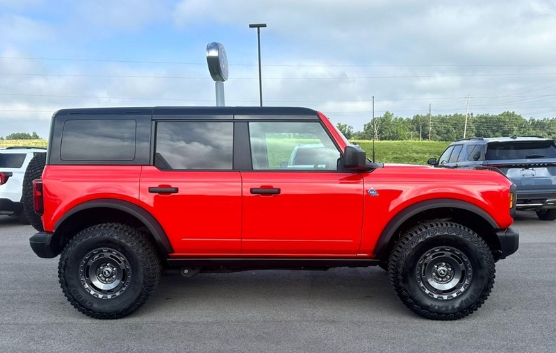 Ford Bronco Vehicle Full-screen Gallery Image 02