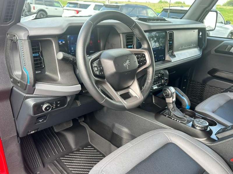 Ford Bronco Vehicle Full-screen Gallery Image 08