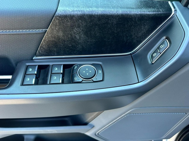 Ford F-150 Vehicle Full-screen Gallery Image 09