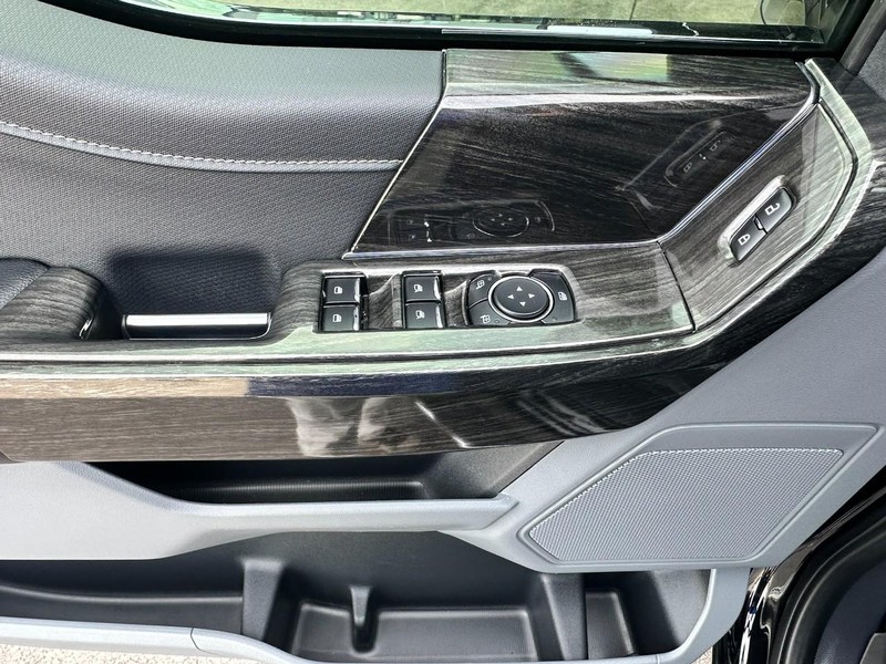 Ford F-150 Vehicle Full-screen Gallery Image 11