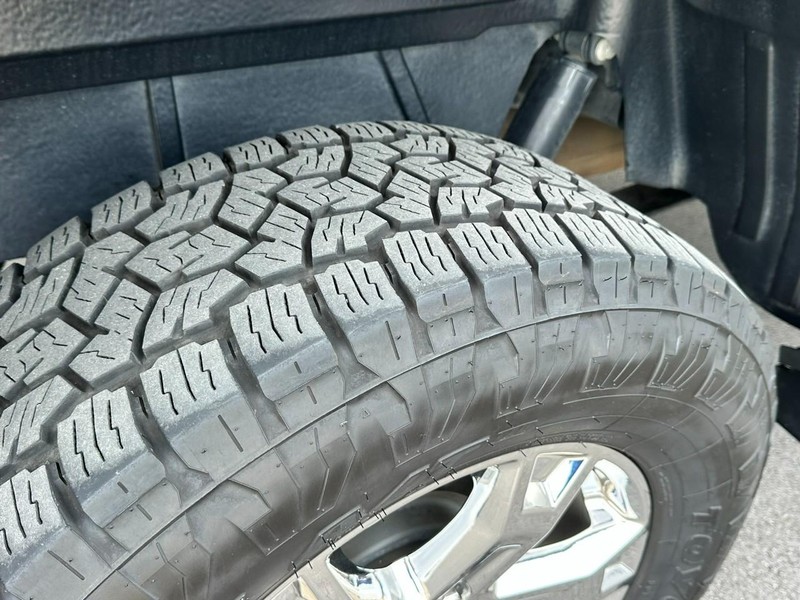 Ford F-150 Vehicle Full-screen Gallery Image 19