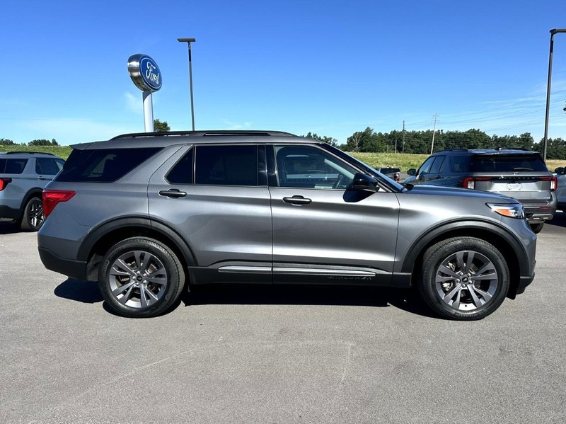 Ford Explorer Vehicle Full-screen Gallery Image 02