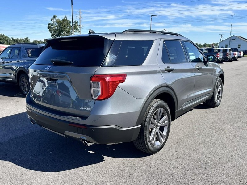 Ford Explorer Vehicle Full-screen Gallery Image 03