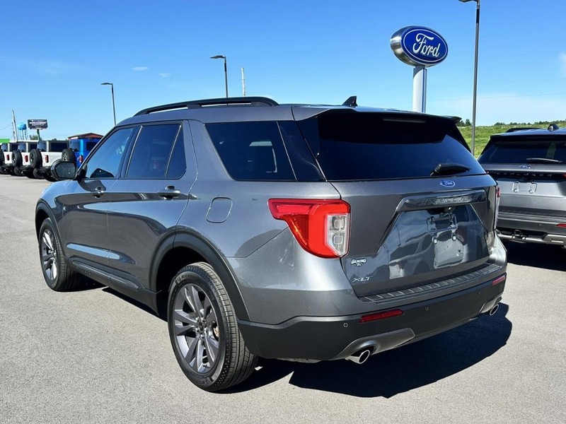 Ford Explorer Vehicle Full-screen Gallery Image 06
