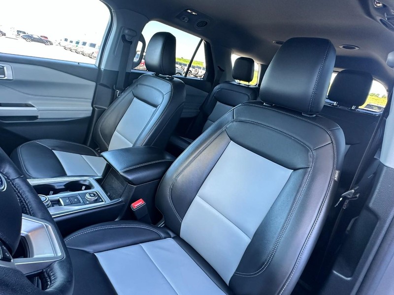 Ford Explorer Vehicle Full-screen Gallery Image 08