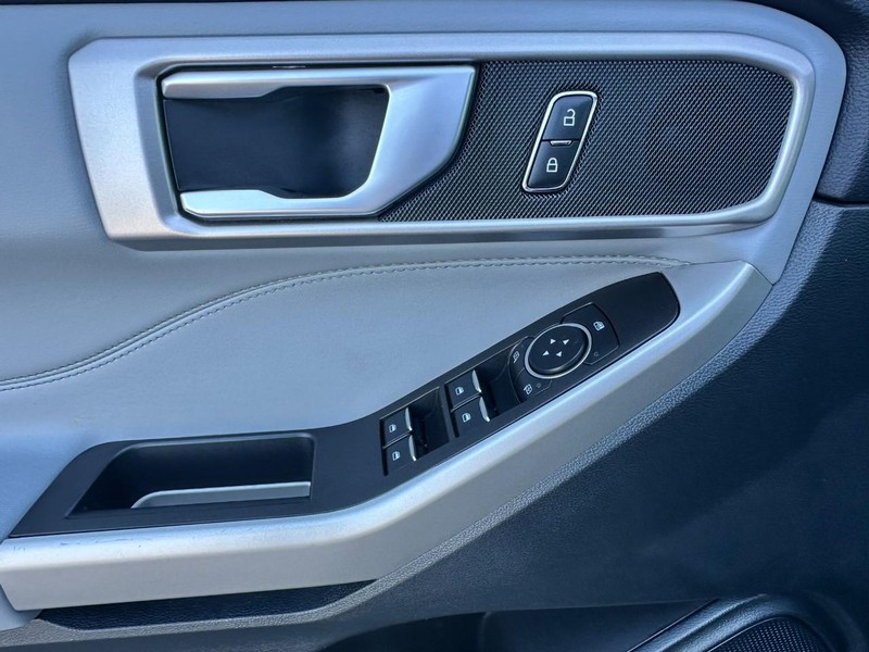 Ford Explorer Vehicle Full-screen Gallery Image 10