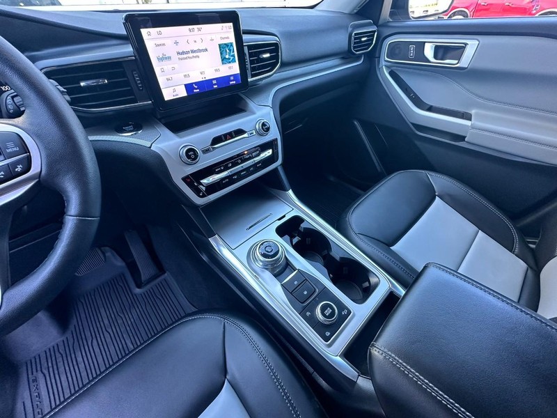 Ford Explorer Vehicle Full-screen Gallery Image 11
