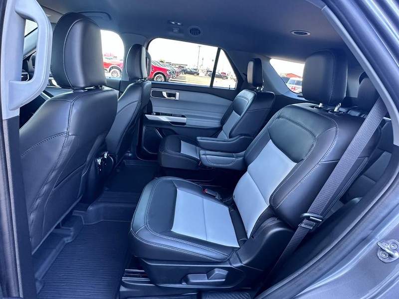 Ford Explorer Vehicle Full-screen Gallery Image 12