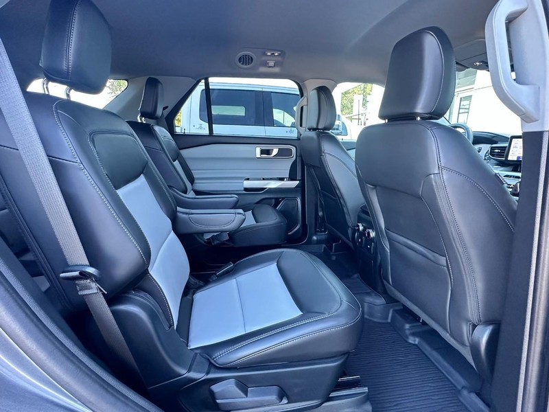 Ford Explorer Vehicle Full-screen Gallery Image 13