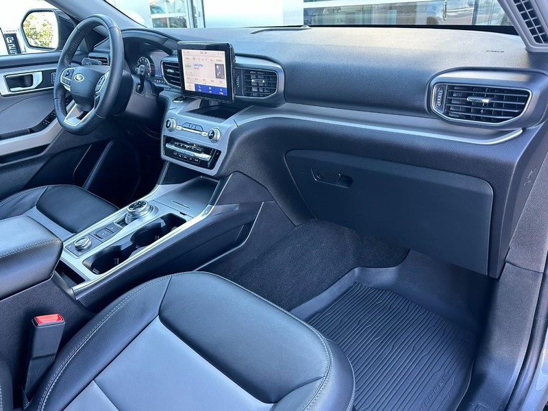 Ford Explorer Vehicle Full-screen Gallery Image 14