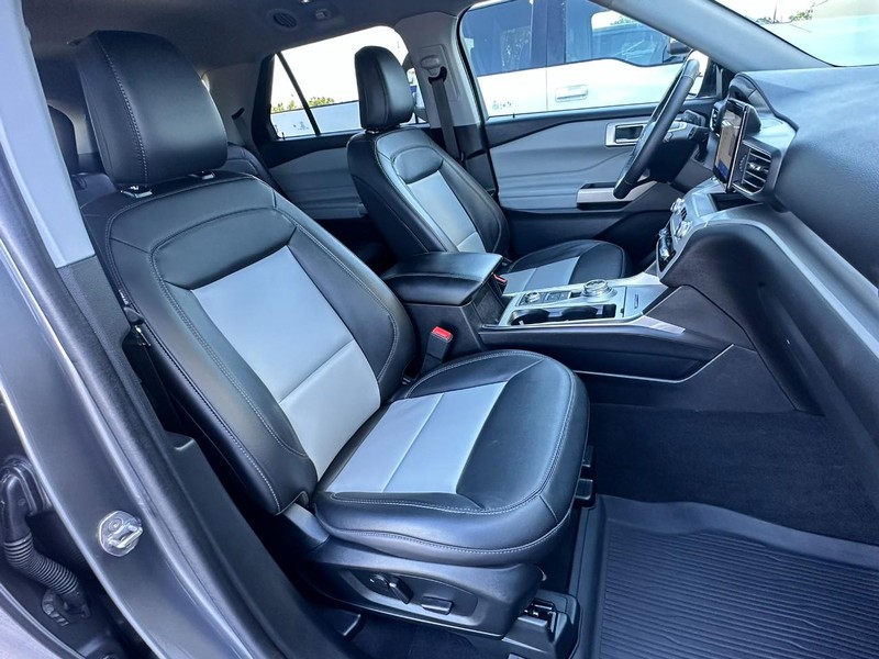 Ford Explorer Vehicle Full-screen Gallery Image 15