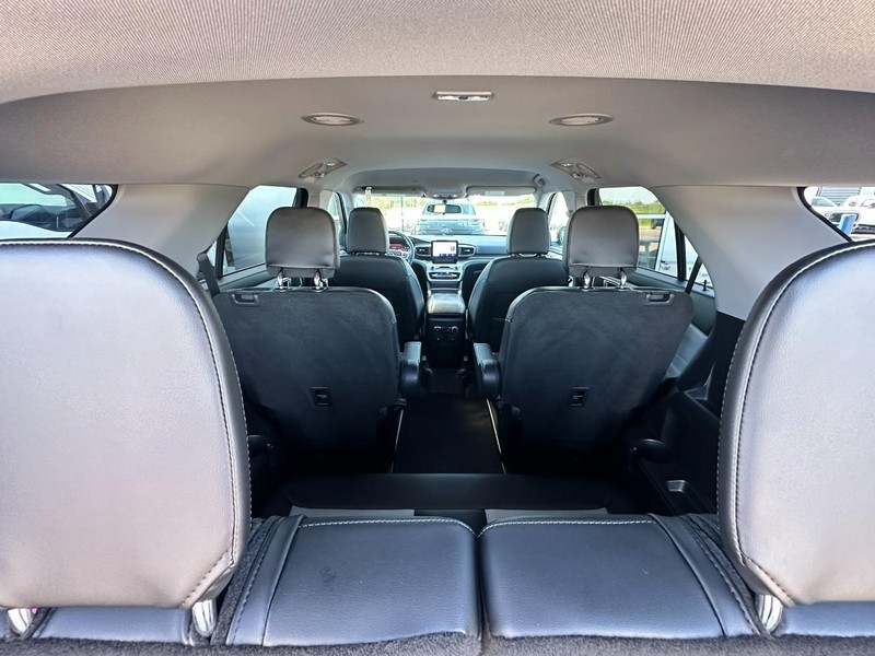 Ford Explorer Vehicle Full-screen Gallery Image 17