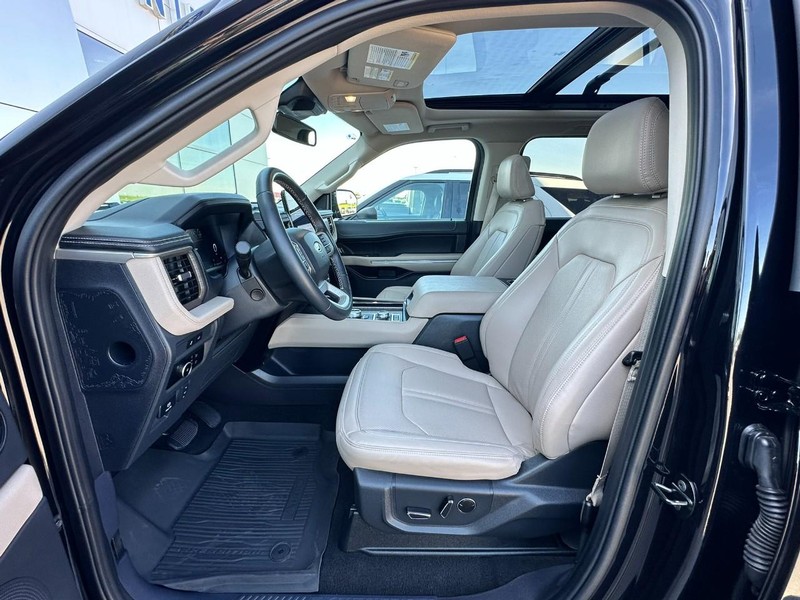 Ford Expedition Vehicle Full-screen Gallery Image 09