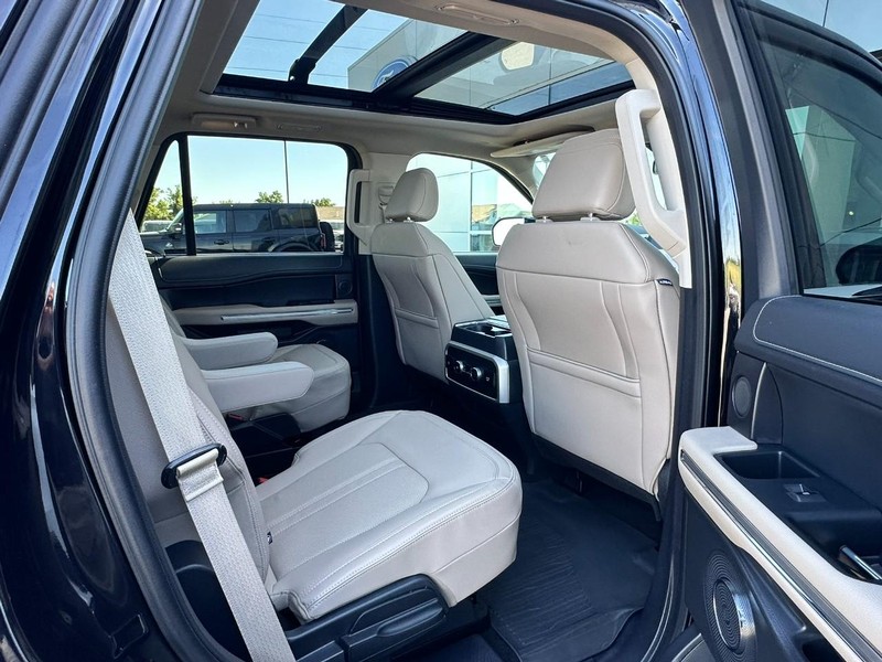 Ford Expedition Vehicle Full-screen Gallery Image 15
