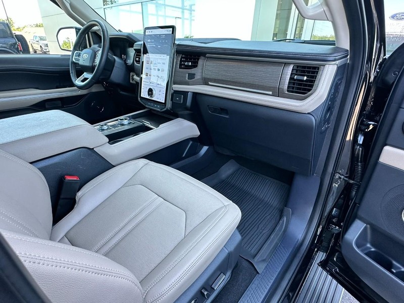 Ford Expedition Vehicle Full-screen Gallery Image 17