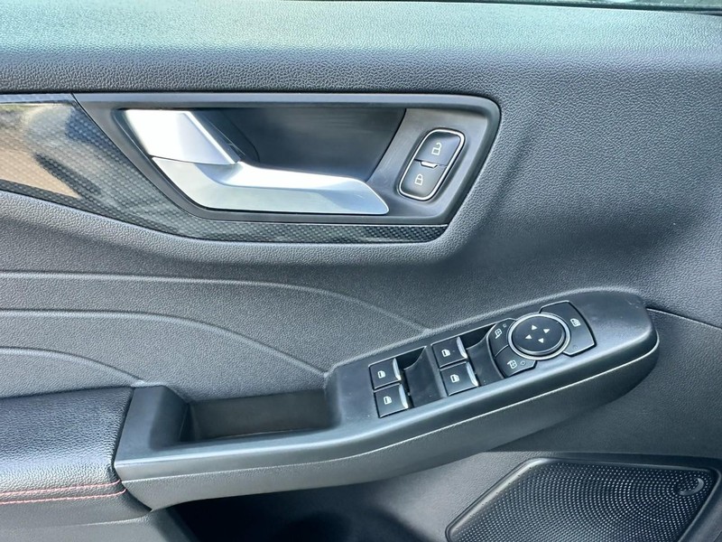 Ford Escape Vehicle Full-screen Gallery Image 09