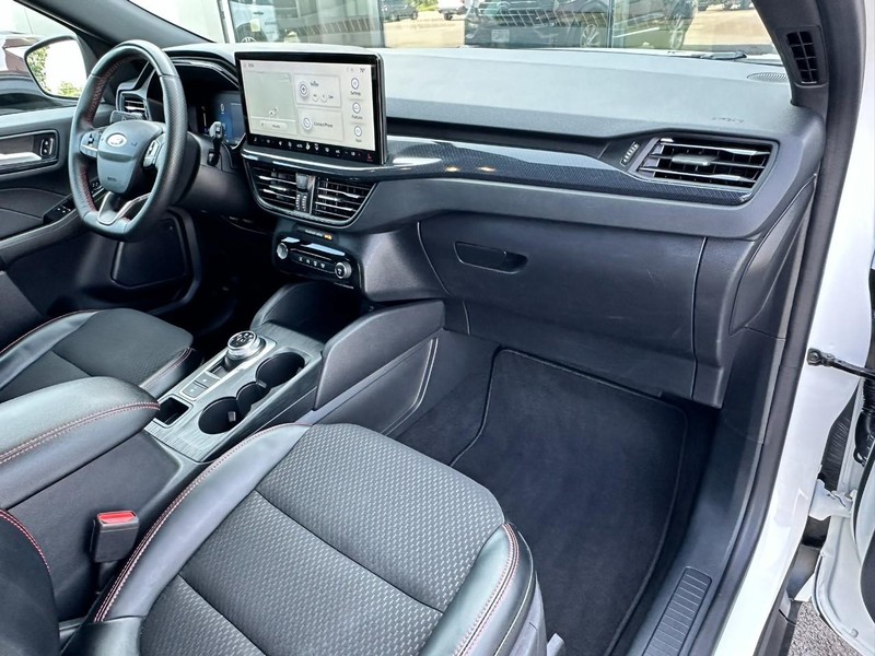Ford Escape Vehicle Full-screen Gallery Image 15