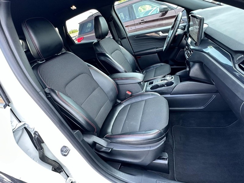 Ford Escape Vehicle Full-screen Gallery Image 16