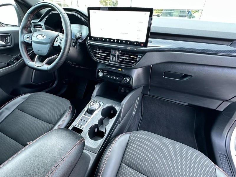 Ford Escape Vehicle Full-screen Gallery Image 17