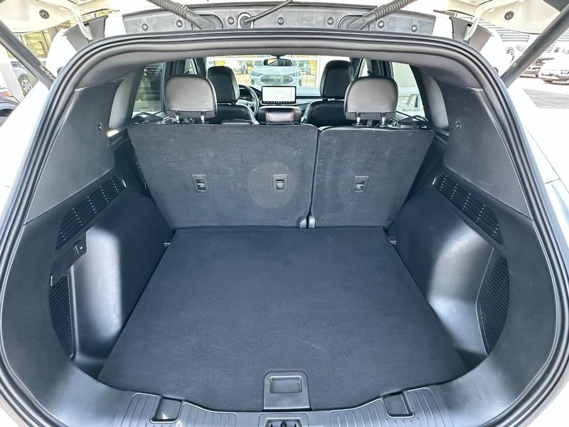 Ford Escape Vehicle Full-screen Gallery Image 18