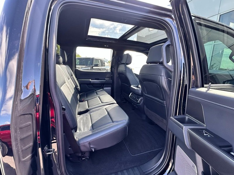 Ford F-150 Vehicle Full-screen Gallery Image 12